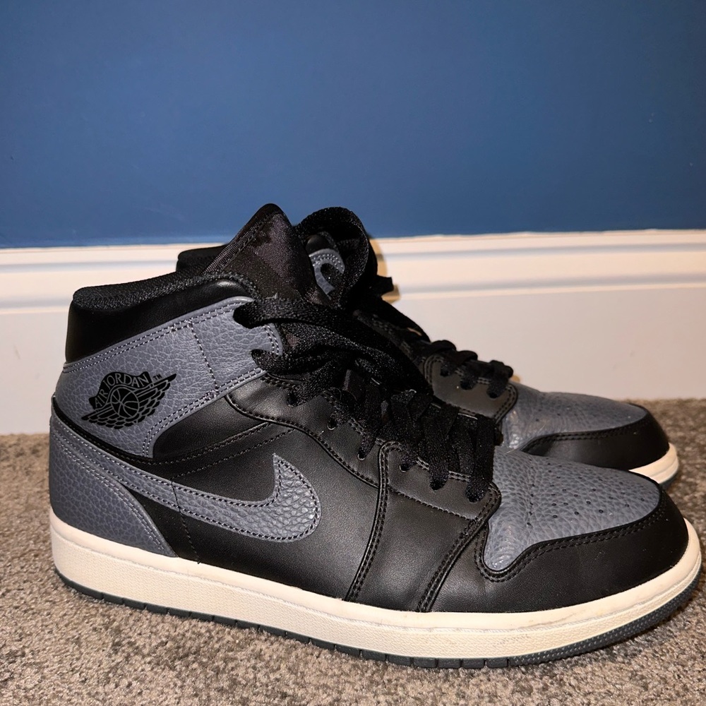Air Jordan 1 Mid Dark Grey